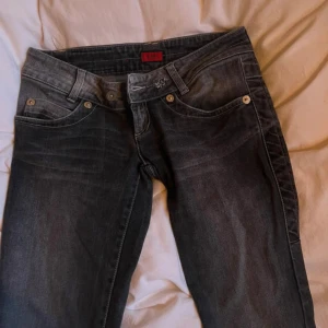 Lågmidjade Hugo Boss jeans  - Lågmidjade grå/svarta hugo boss jeans! 