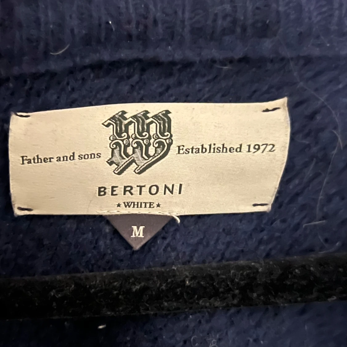 Mörkblå stickad zip tröja från Bertoni - 1