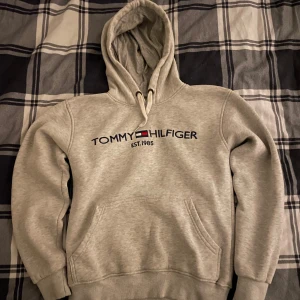 Tommy Hilfiger hoodie - Skit najs Tommy Hilfiger hoodie skick 9/10 i storlek S. Skickar dagen efter köp som senast. Pris kan diskuteras 