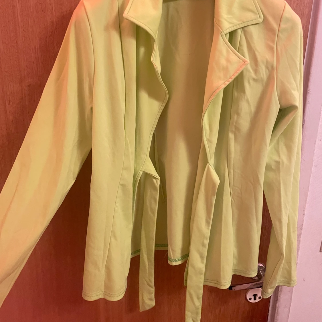 Limegrön tröja med knytband och byxan också 