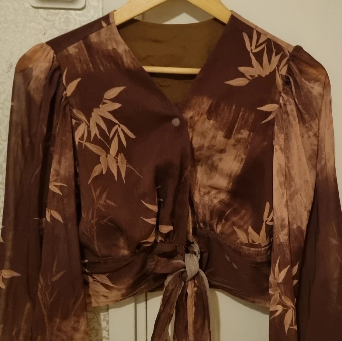 Brun blus med mönster  - 1