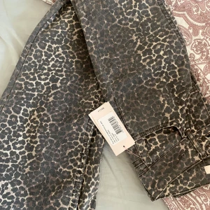 Leopardmönstrade bootcut jeans från Nelly - Snygga lågmidjade bootcut jeans från Nelly med ett leopardmönster. Helt nya, oandvönda, beställde i fel strl! Kan tänkas byta mot 34❤️