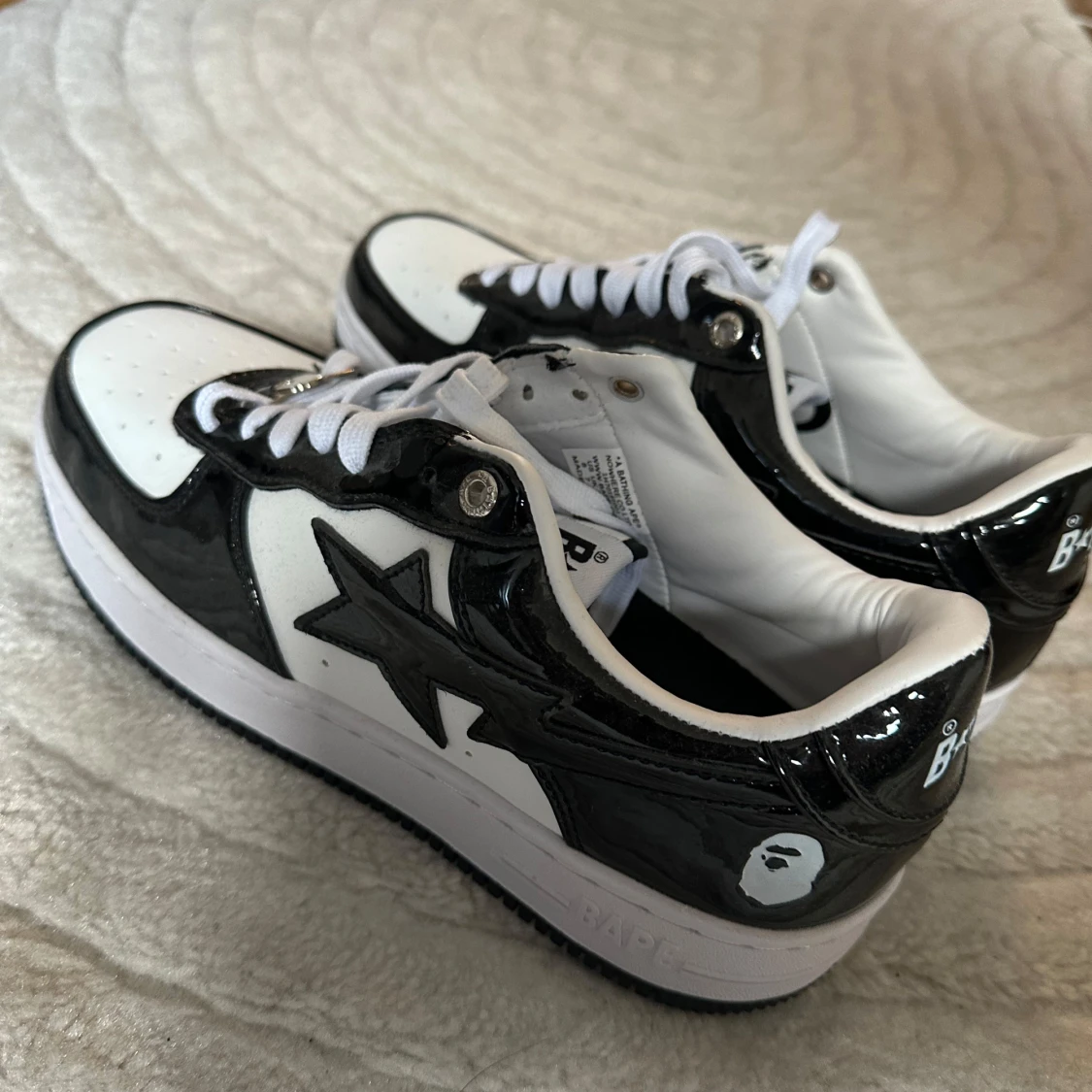 Svartvita sneakers från BAPE - 3
