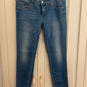 Blå low waist jeans från Hilfiger Denim - Blå low waist jeans från Hilfiger Demin, skriv privat för mått❣️