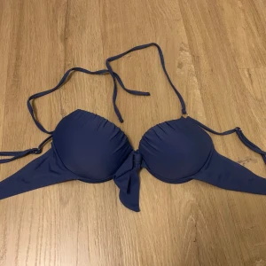 Mörkblå bikiniöverdel - Snygg mörkblå bikiniöverdel med knytband! Perfekt för en dag på stranden eller vid poolen. Helt oanvänd, storlek S