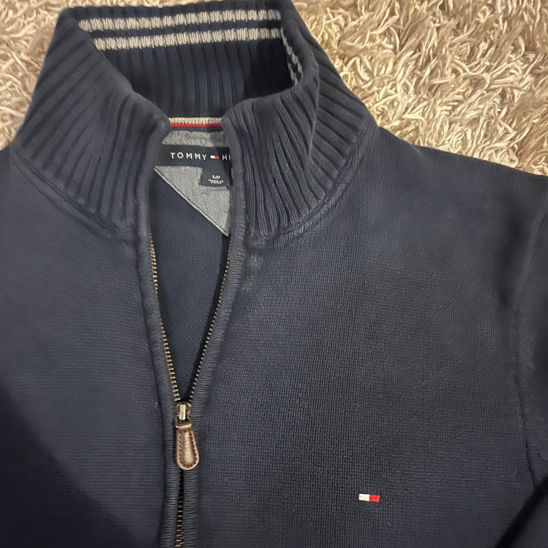 Mörkblå finstickad tröja med dragkedja från Tommy Hilfiger - 1