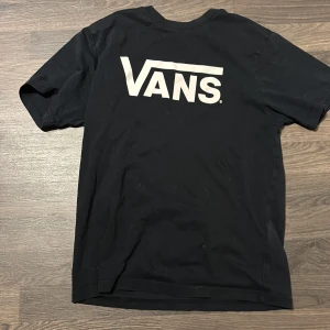 Svart t-shirt från Vans - Säljer en svart t-shirt från Vans storlek 150
