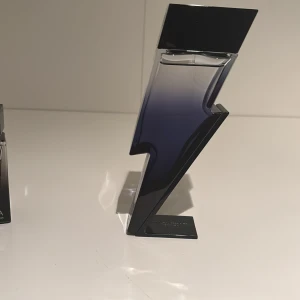 Bad Boy Cobalt Eau de Parfum från Carolina Herrera - Byta en flaska Bad Boy Cobalt Eau de Parfum från Carolina Herrera. Vill byta eftersom jag har många liknande dofter och vill hitta nya parfymer . Det är cirka 95 ml kvar fick den i julklapp. Kan köpas också. Kan mötas upp i Kungsbacka kommun eller nära.