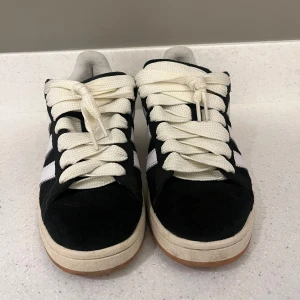  Adidas Campus  -  Adidas Campus sneakers stl 42 2/3 knappt använda. Créme färgade snören ingår 