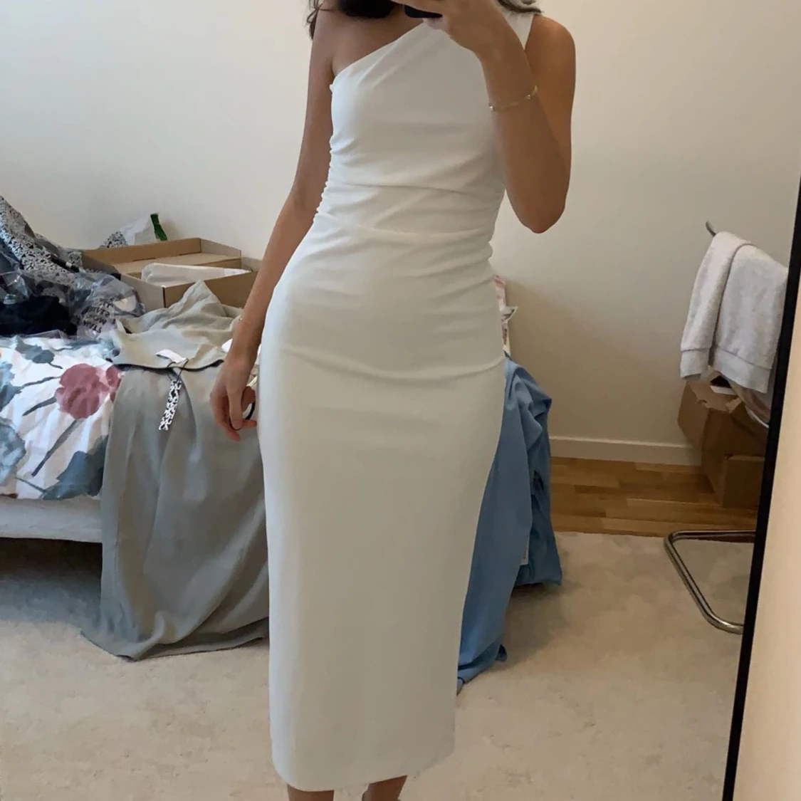 Vit oneshoulder klänning - 1