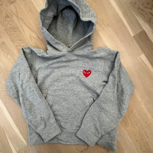 Grå hoodie från Comme des Garçons - Hoodien är väldigt liten i i storleken och motsvarar snarare än XS än S. Har tyvärr tappat bort smörerna i tvätten men det går att ersätta 💓 kan gå ner lite k pris vid snabb affär