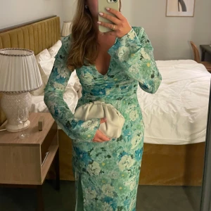 Adoore klänning  - Säljer denna maxi klänning ifrån adoore! Endast använd vid ett tillfälle då jag skulle på bröllop. Trovärdig storlek. Nypris 1795kr, kan tänka mig gå ner i pris! 