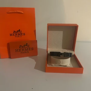 H armband - Säljer nu mitt H armband då det är för litet för mig .tveka inte på att höra av dig. 