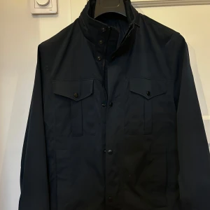 J.Lindeberg fieldjacket - Tja säljer den här sjukt snygga blåa fieldjacketen från J.Lindeberg. Nypris 3400 kr. Skick 9,5/10. Den här modellen i blå är slutsåld i princip överallt. Perfekt nu i inför våren och kommande höst. Ifall ni undrar något är de bara att höra av er.