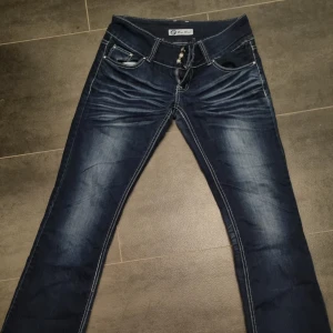 Mörkblå jeans med bootcut - Snygga y2k mörkblå jeans med en klassisk bootcut-sti från miss olivel. Har bara testat de men de var för korta för mig. Köpte de på vinted innan.