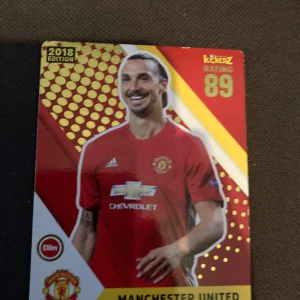 Fotbollskort med Zlatan Ibrahimović från Manchester United - Fotbollskort från 2018 med Zlatan Ibrahimović i Manchester Uniteds röda matchtröja. Kortet visar hans statistik och position som ST med en rating på 89. Perfekt för samlare av fotbollskort och fans av Zlatan.