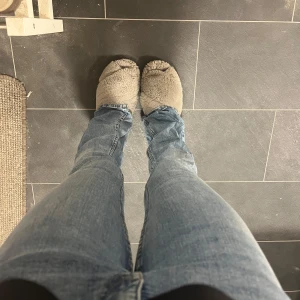 Ljusblåa bootcut jeans💞 - Ljusblå jeans från Gina tricot, använda ca 5ggr alltså väldigt bra skick💞. Storlek 34❤️