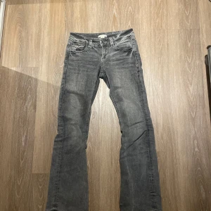 Grå jeans från Gina Tricot - Snygga grå jeans från Gina Tricot med bootcut