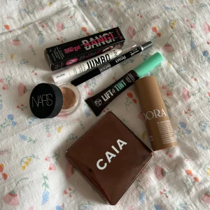 Set med skönhetsprodukter - Smink som är sparsamt använd. Säljs då det inte kmr till användning! Visar bild på de produkter som gått åt mest vilket är min Nars concealer & Caia bronzer. Därav billigt pris💕🎀☁️