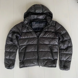 Herno jacka - Tja! Säljer nu denna riktigt snygga herno jackan! Jackan är i storlek M! Jackan är i fint skick! Skriv vid frågor eller bilder! Vid snabbaffär=bättre pris!
