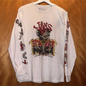 Vit långärmad tröja med tryck - Vit långärmad tröja med detaljerat tryck på framsidan och ärmarna. 