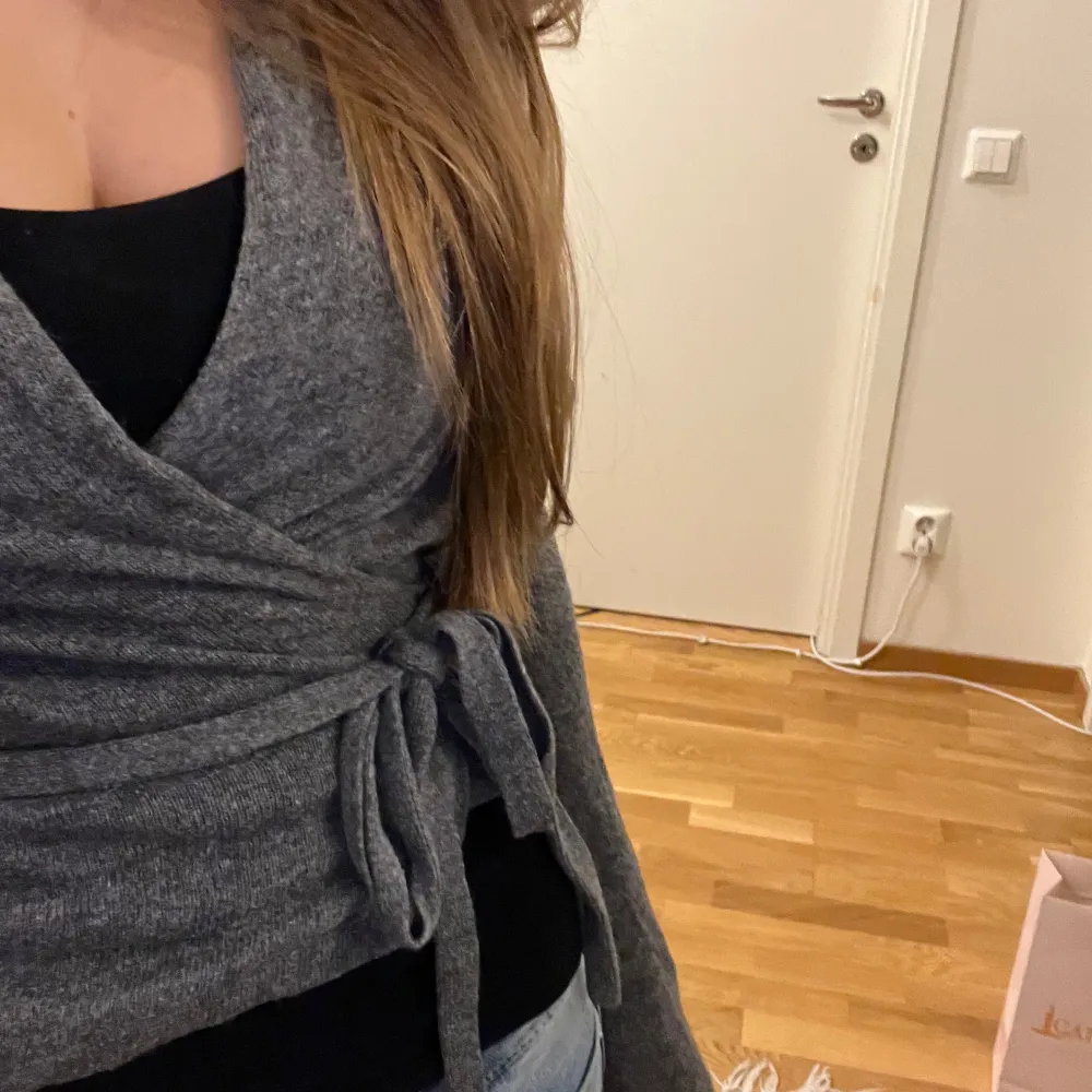 Säljer en grå omlottkofta med snörning. Superskön och mysig!! Hör av er vid frågor😊. Neuletakit & Villapaidat.