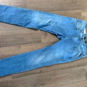 Replay Anbass - Snygga blå jeans från Replay Anbass med slim fit. De har en klassisk femficksdesign och är tillverkade i Hyperflex-material för extra komfort och stretch. Perfekta för en stilren look. Nypris 1799. Hör av er vid eventuella frågor mvh Oscar