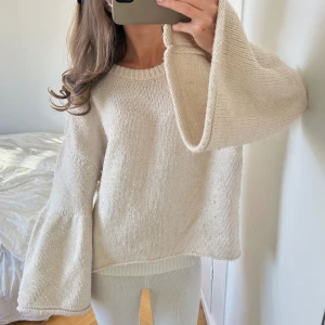 Beige stickad - Så gosig stickad tröja från zara med vida ärmar, något nopprig vilket syns på bilden💖