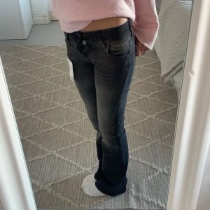 Svarta jeans från Bershka - Helt nya lowwaist bootcut jeans från Bershka med prislappen kvar, säljer pga att de är försmå för mig, stl 32😊pris kan diskuteras vid snabb affär
