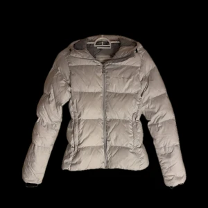 Sailracing jacka - Snygg vit pufferjacka från Sail Racing. Jackan har en dragkedja framtill och är långärmad med en huva. Perfekt för kyliga dagar med sin pufferdesign som håller dig varm. Tillverkad i nylon för extra hållbarhet. Nypris: 3800kr kemtvättad den är så ren som ny!