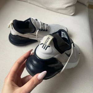 Nike air max 270 skor - Skor som inte kommer till användning längre, använda men ändå bra skick!
