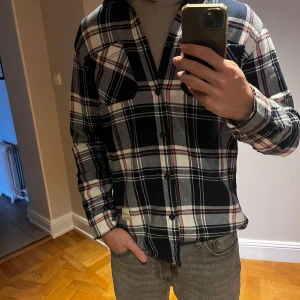 Flanell Overshirt  - Säljer denna snygga Overshirt från Jack & Jones. Storlek S men passar nog M också. Nästintill oanvänd, riktigt bra skick. Hör av dig vid frågor och funderingar!