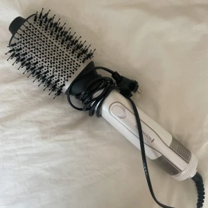 Remington Hydraluxe Volumising Air Styler -  varmluftsborste från Remington som torkar, ger volym och stylar. Instruktionslapp tillkommer. Har endast använts en gång så inga slitage! 😊  