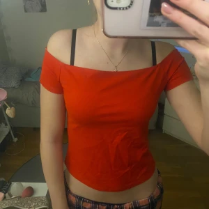 Röd off shoulder t-skjorta - Super fin röd topp i nytt skick!! Bara använt en gång ❤️❤️