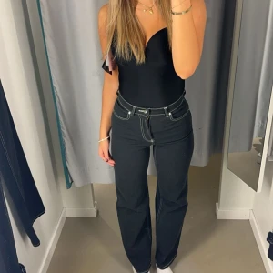 Svarta jeansbyxor med vita sömmar - Snygga svarta jeansbyxor med kontrasterande vita sömmar, aldrig använda 💞