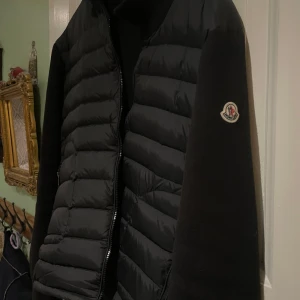 Moncler Cardigan  - Moncler cardigan använt under en sommar köptes för 3000 på plick Bättre pris vid snabbare affär