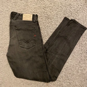 Replay jeans  - Ett par riktigt snygga replay jeans!! Skick 8/10 dock har dragkedjan gått sönder bild 2! Nypris 1699kr. Mitt pris 249kr! Skriv vid minsta fundering mvh Lysekilsgarderoben!