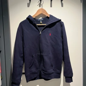 Polo Ralph lauren zip - Polo Ralph lauren zip i storlek 14-16. Nästan helt ny jätte fint skick. Hör av er vid frågor 