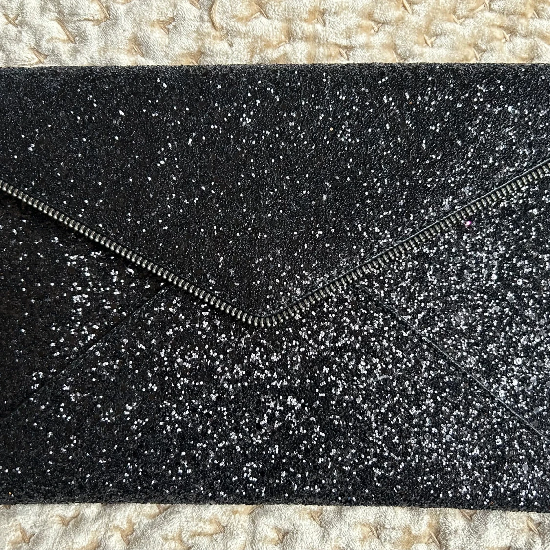 Svart glittrig kuvertväska från Rebecca Minkoff