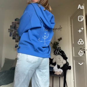 Blå hoodie med tryck - Säljer denna så fina å unika tröja med rhinestones på!