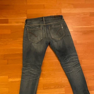 Dondup Jeans - Tjena! Säljer mina Dondup jeans i W34, de köptes i somras från en kille som inte hade haft de jättelänge och dom har varit lite för stora hela tiden men jag har aldrig sålt de. Om du vill veta måtten osv så kan du skriva PM så svarar jag på frågorna!