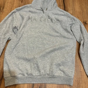 Ma cherie hoodie  - En grå ma cherie hoodie som är bara använd få gånger från Gina tricot i storlek 158-164 