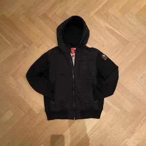 Svart jacka från Parajumpers - Hej. Säljer min stilrena svarta fleece från Parajumpers, då den inte kommer till användningen längre. Perfekt för hösten och våren🍁🍁fortfarande i bra skick. Pris går att diskutera💳