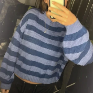 Randig stickad tröja från Shein - Säljer en randig stickad tröja från Shein i blått och ljusblått. Tröjan är i jättefint skick men säljer den då den inte kommit till användning💙🩵✨