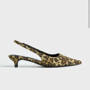 Leopardmönstrade pumps med slingback - Helt nya, endast provade. Köpta för 449. Snygga pumps med låg klack i leopardmönster och spetsig tå 