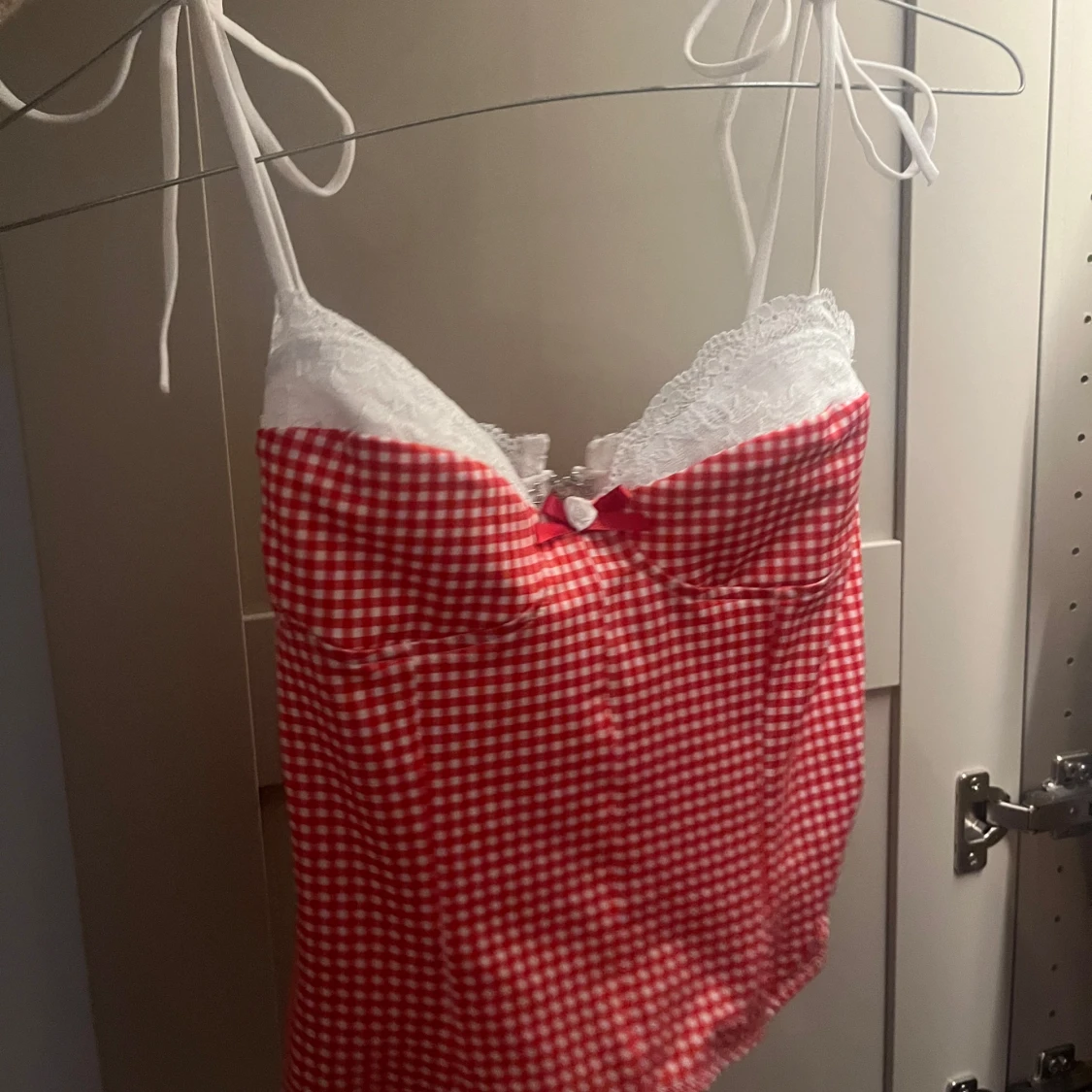 Röd vit rutig topp edikted