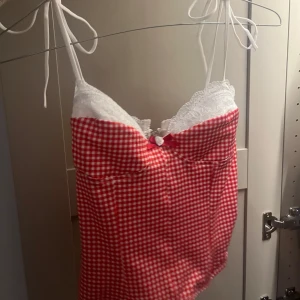 Röd vit rutig topp edikted - Såå söt och trendig rödvit-rutig topp från edikted🥺HELT OANVÄND MED PRISLAPP KVAR (passade ej)💝💝 köpt för 1100kr därav priset, men skicka gärna PRISFÖRSLAG🦋🦋