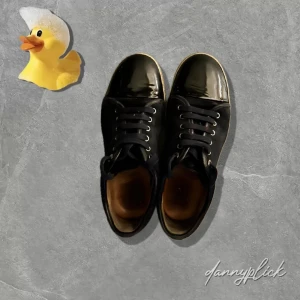 Lanvins captoe glans - Säljer dessa mörkblåa lanvins captoe glans. Inget og medföljer. Storlek 40/41. Äkta✅. Hyfsat bra skick