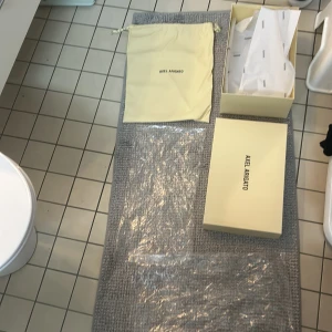 Svarta sneakers från Axel Arigato - Tja! Säljer ett par Axel arigato skor! Storlek 42. Allt med följer på bilden påse box ALLT! Säljer dessa för dom är för små. Skick 5/10. PRIS KAN DISKUTERAS