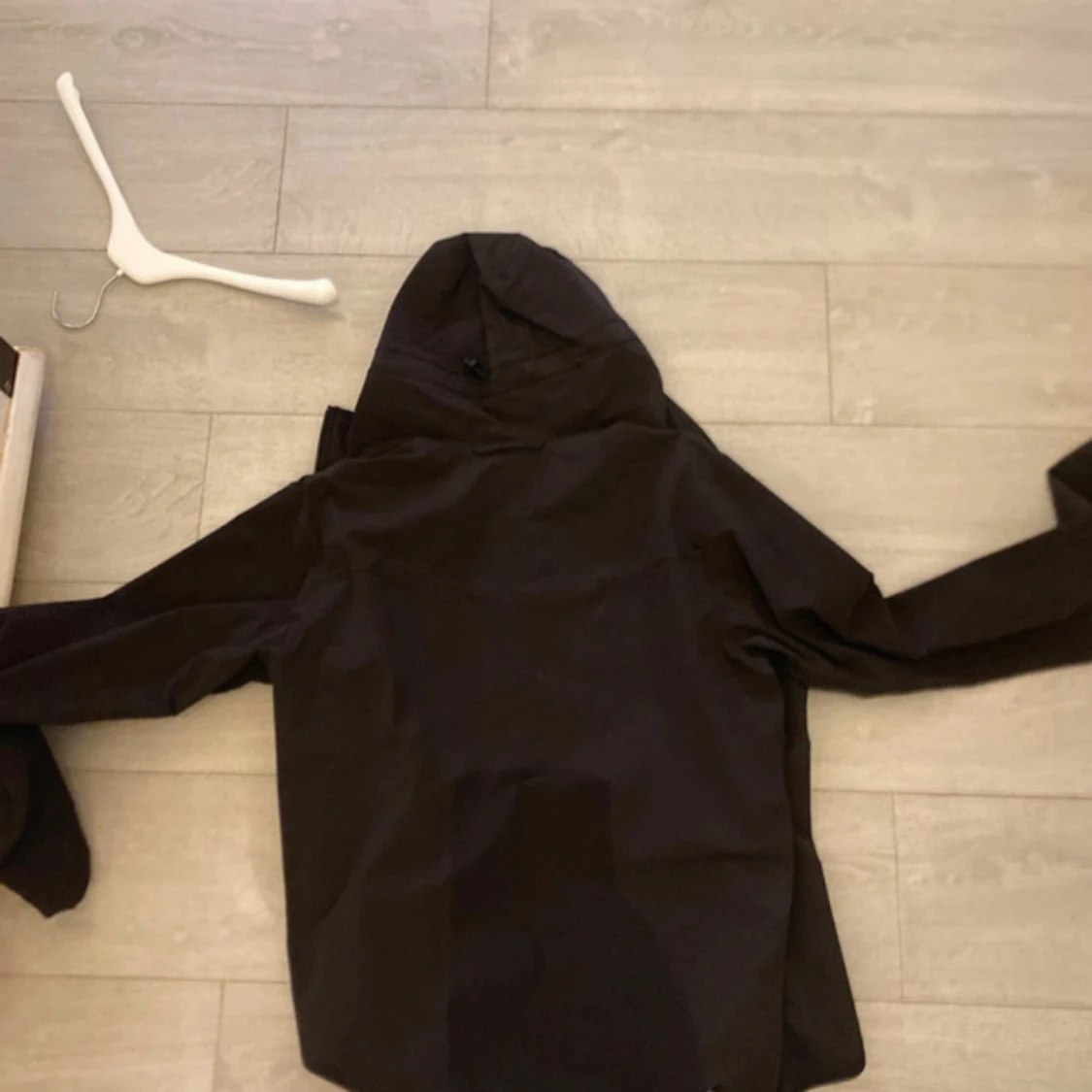 Svart jacka med huva från Haglöfs - 3